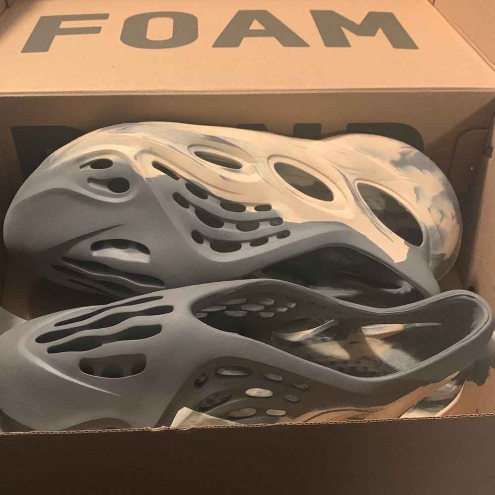 Yeezy  Foam Slippers - Gray and Creamy